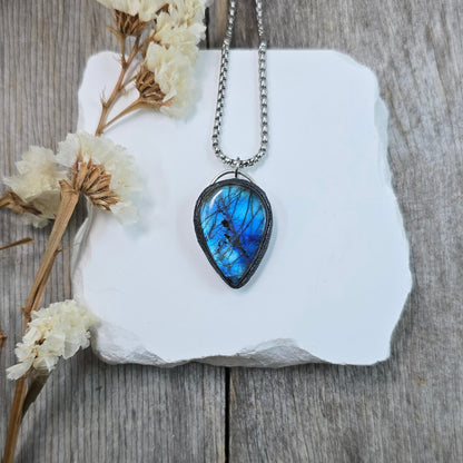 Labradorito pakabukas ant trumpesnės grandinėlės