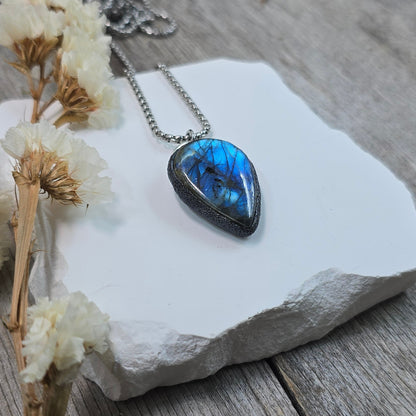 Labradorito pakabukas ant trumpesnės grandinėlės