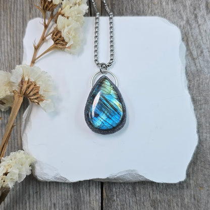 Labradorito pakabukas ant trumpesnės grandinėlės