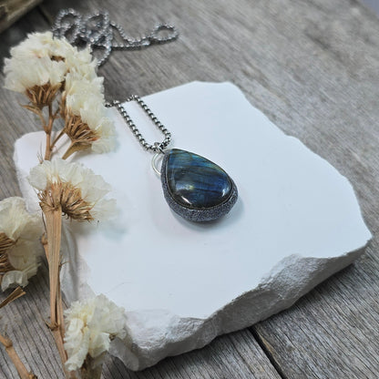 Labradorito pakabukas ant trumpesnės grandinėlės