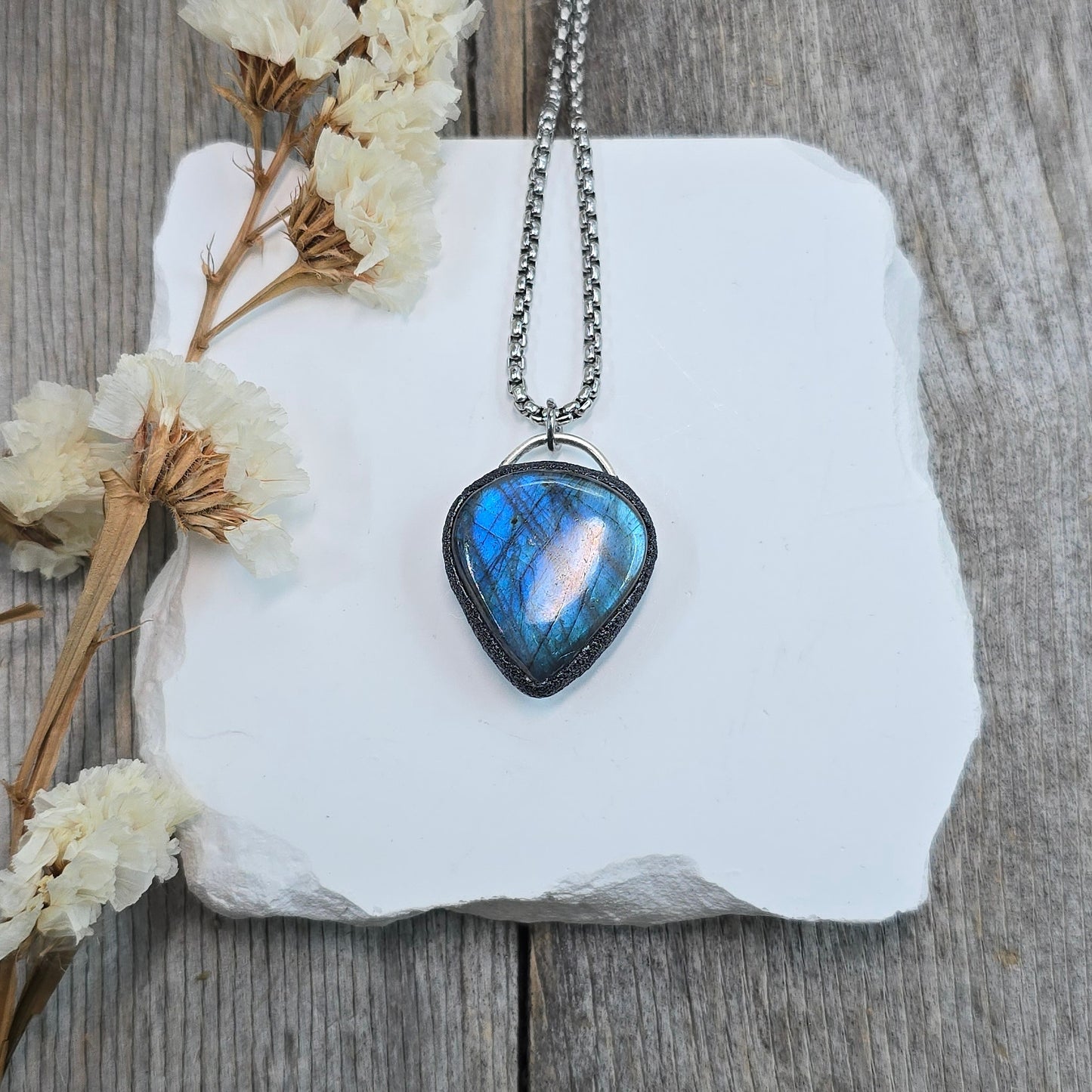 Labradorito pakabukas ant trumpesnės grandinėlės