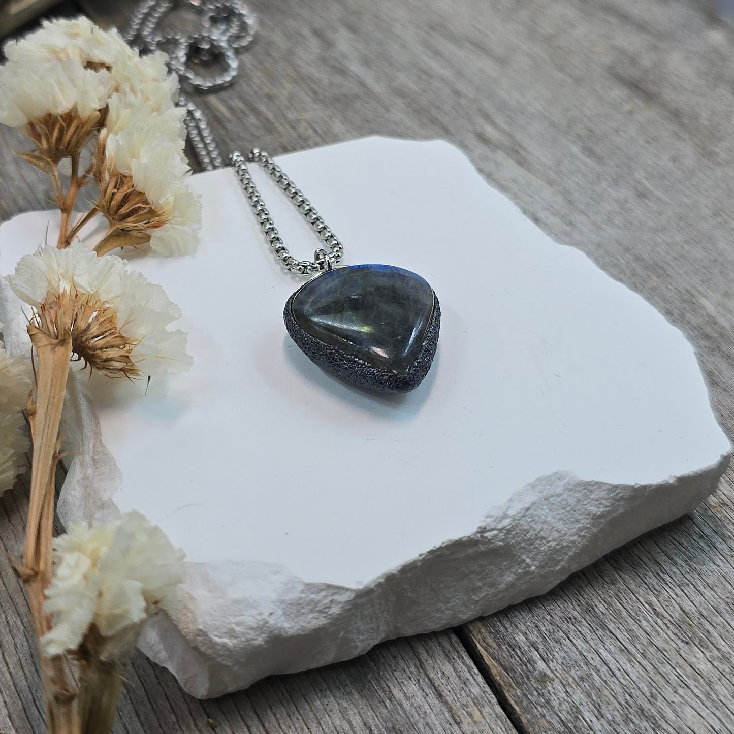 Labradorito pakabukas ant trumpesnės grandinėlės