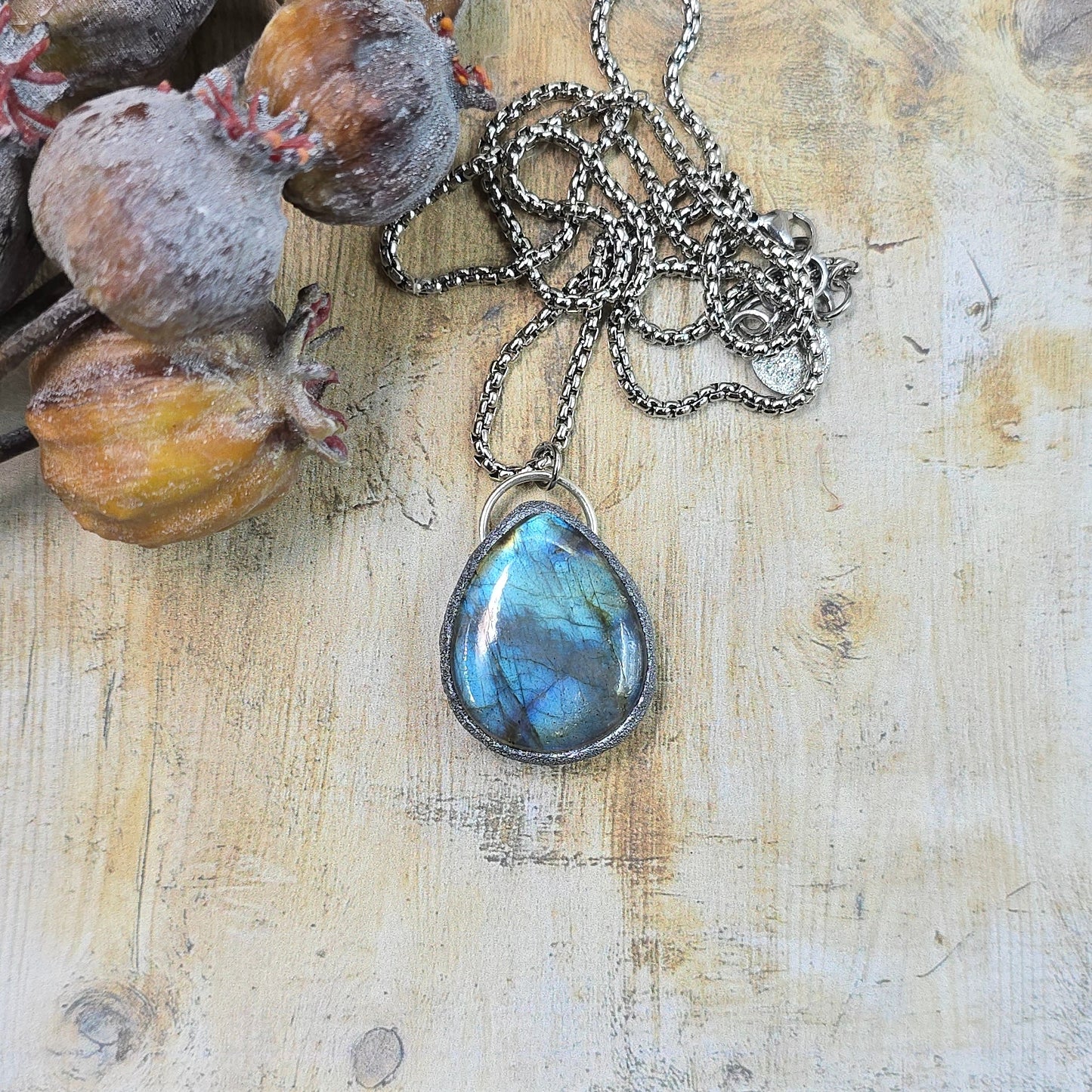 Labradorito pakabukas ant trumpesnės grandinėlės