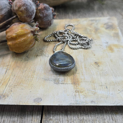 Labradorito pakabukas ant trumpesnės grandinėlės