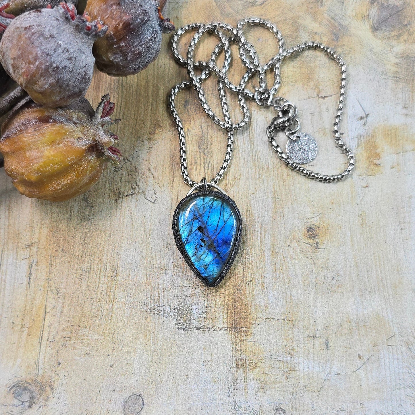 Labradorito pakabukas ant trumpesnės grandinėlės