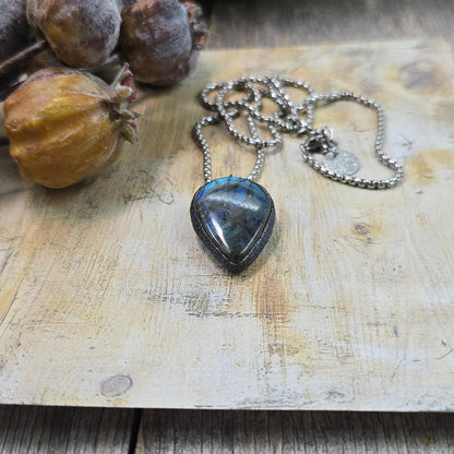 Labradorito pakabukas ant trumpesnės grandinėlės