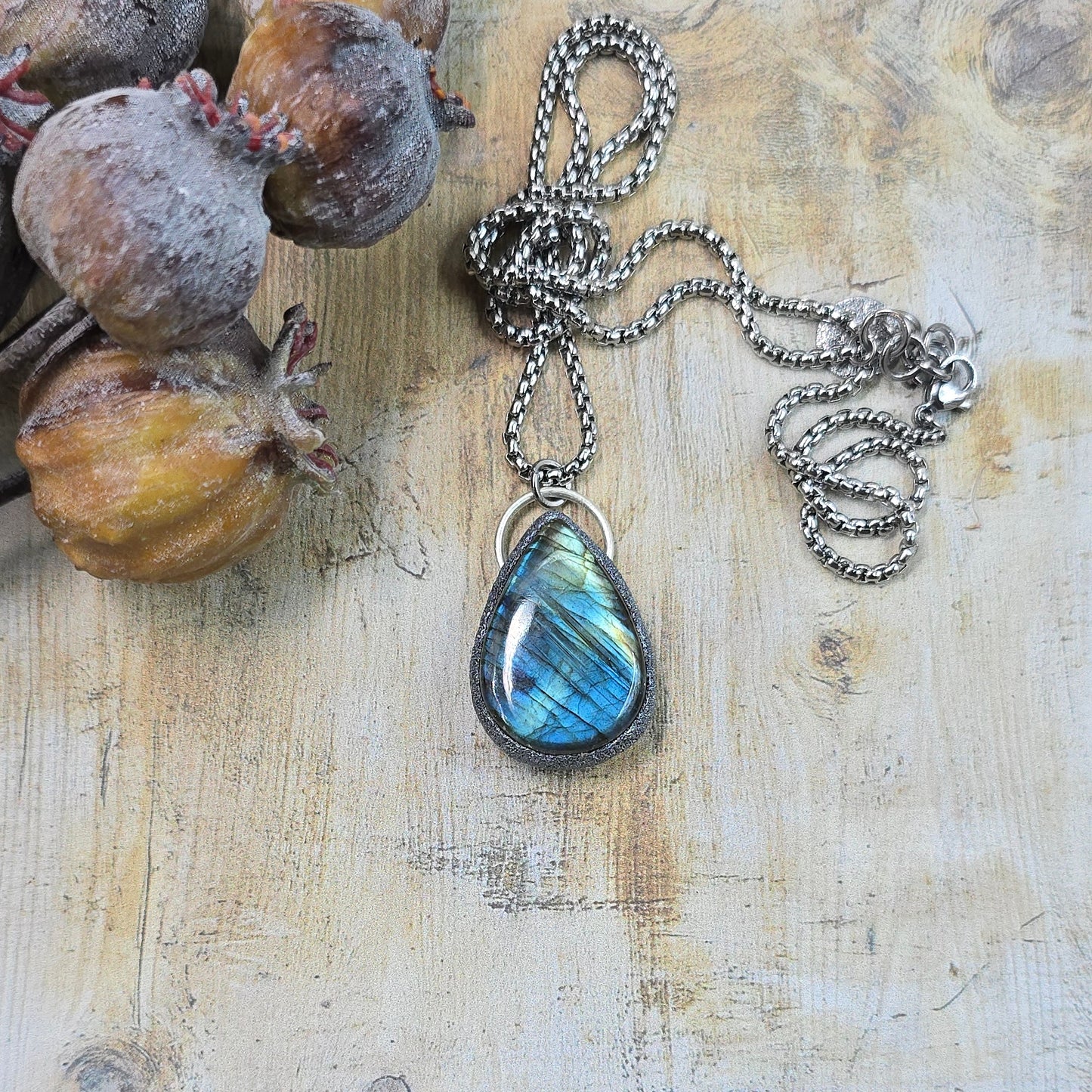 Labradorito pakabukas ant trumpesnės grandinėlės