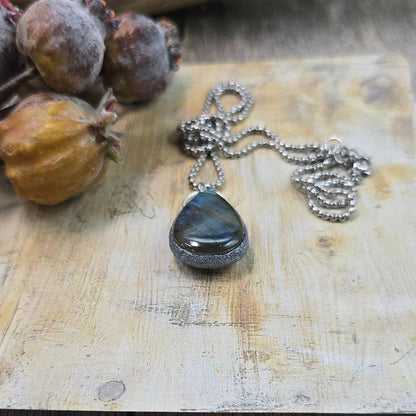 Labradorito pakabukas ant trumpesnės grandinėlės