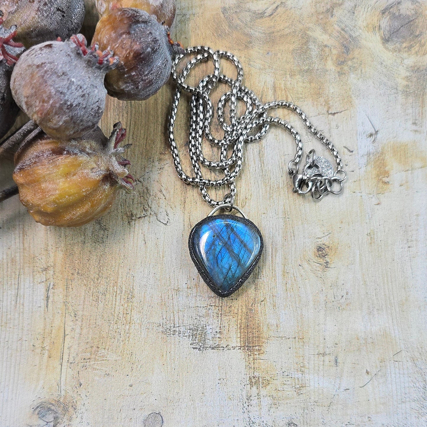 Labradorito pakabukas ant trumpesnės grandinėlės