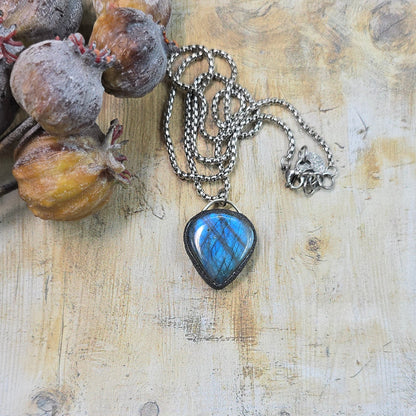 Labradorito pakabukas ant trumpesnės grandinėlės