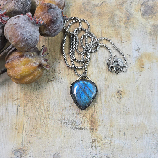 Labradorito pakabukas ant trumpesnės grandinėlės