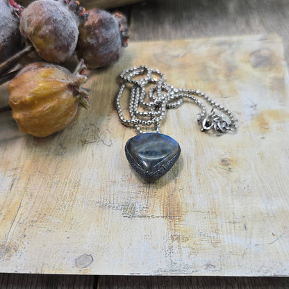 Labradorito pakabukas ant trumpesnės grandinėlės