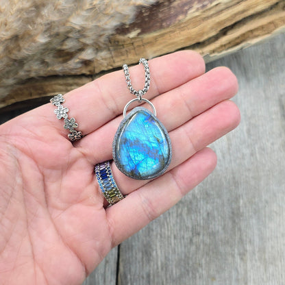 Labradorito pakabukas ant trumpesnės grandinėlės