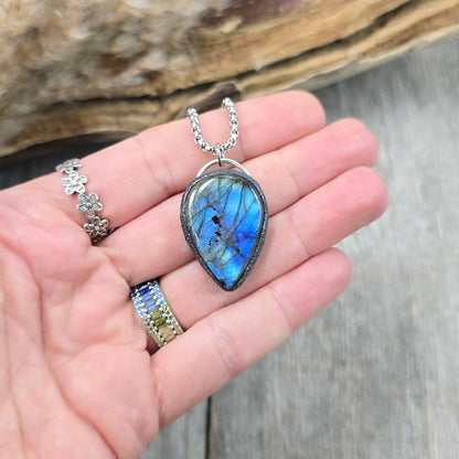 Labradorito pakabukas ant trumpesnės grandinėlės