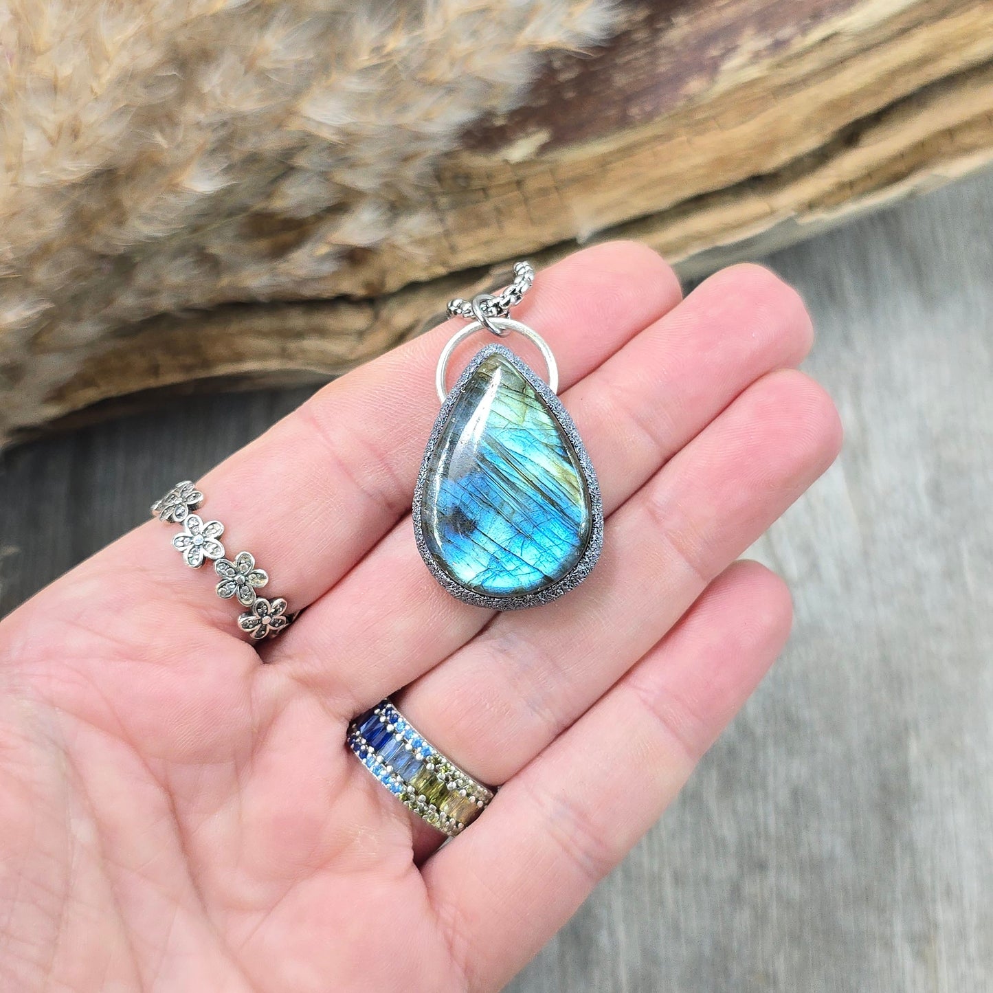 Labradorito pakabukas ant trumpesnės grandinėlės