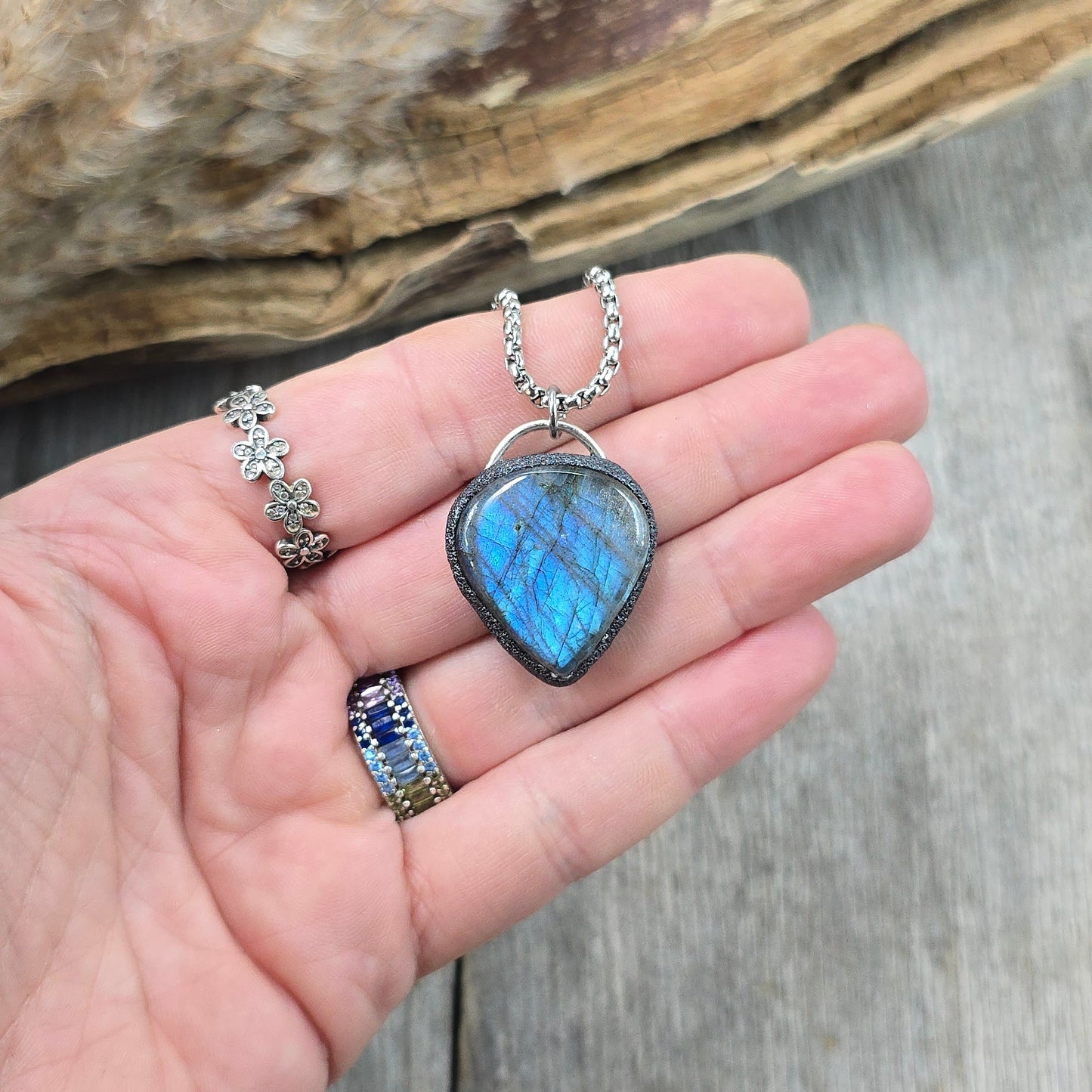 Labradorito pakabukas ant trumpesnės grandinėlės