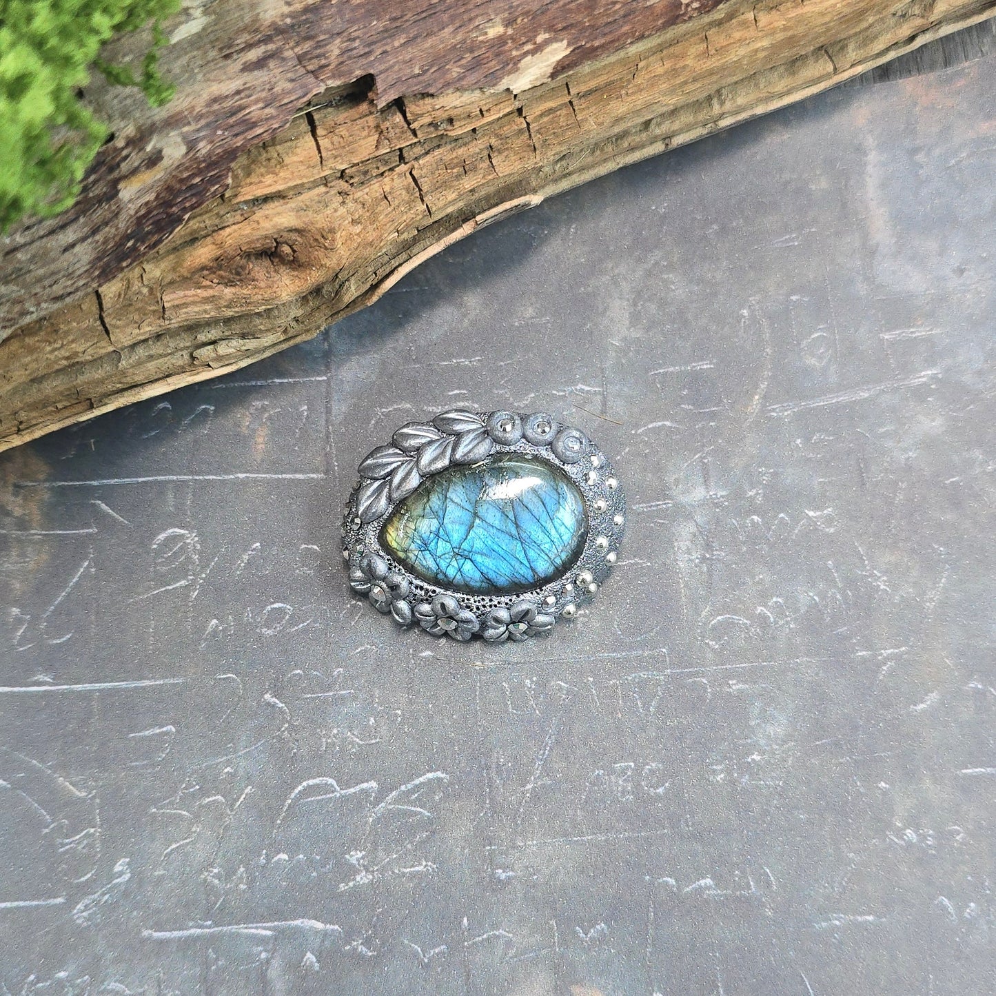 Sagė su labradoritu