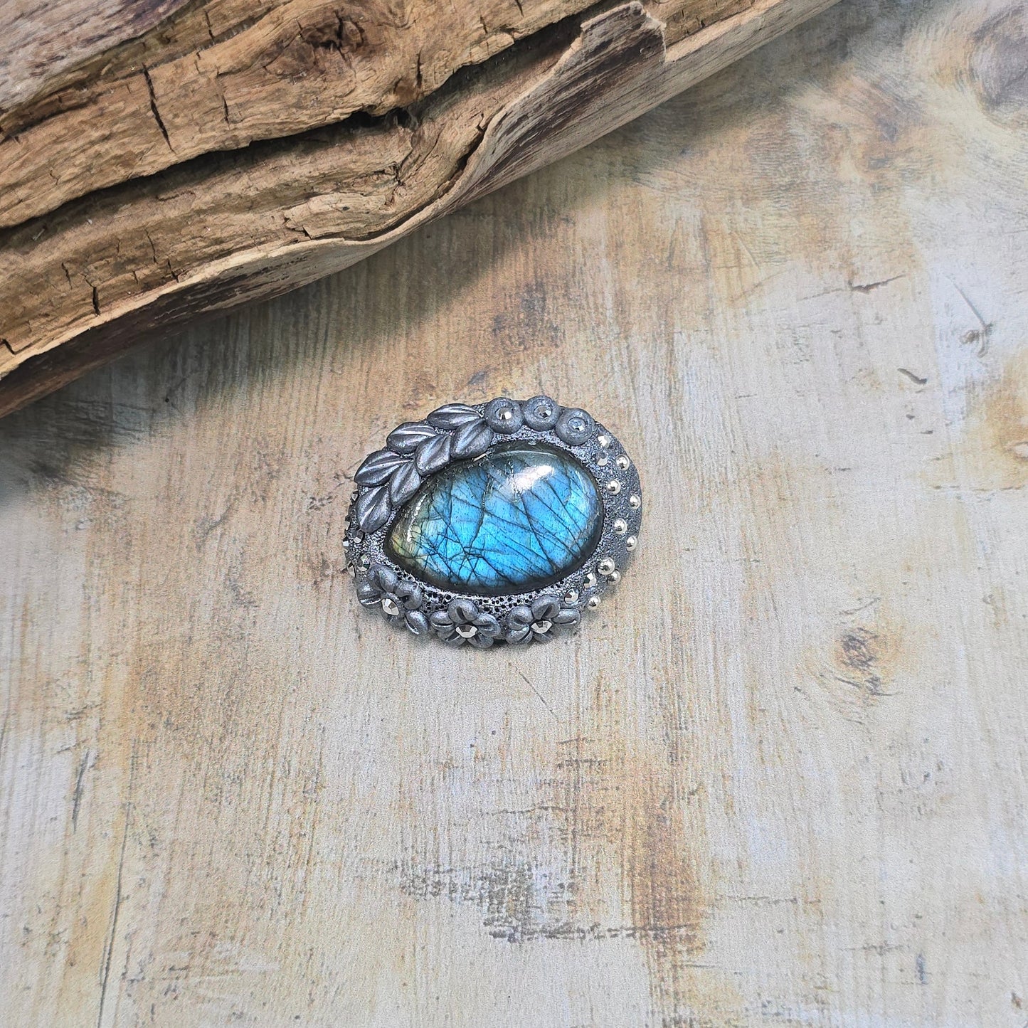 Sagė su labradoritu