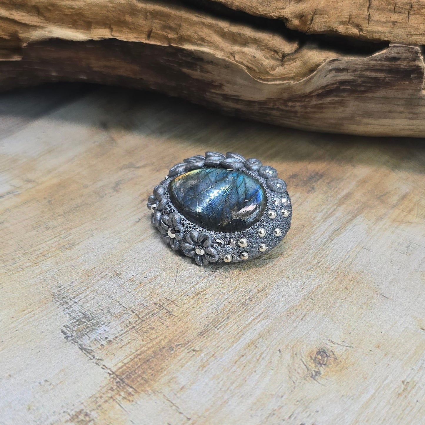 Sagė su labradoritu