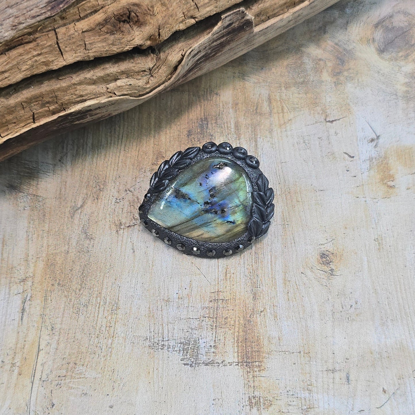 Sagė su labradoritu