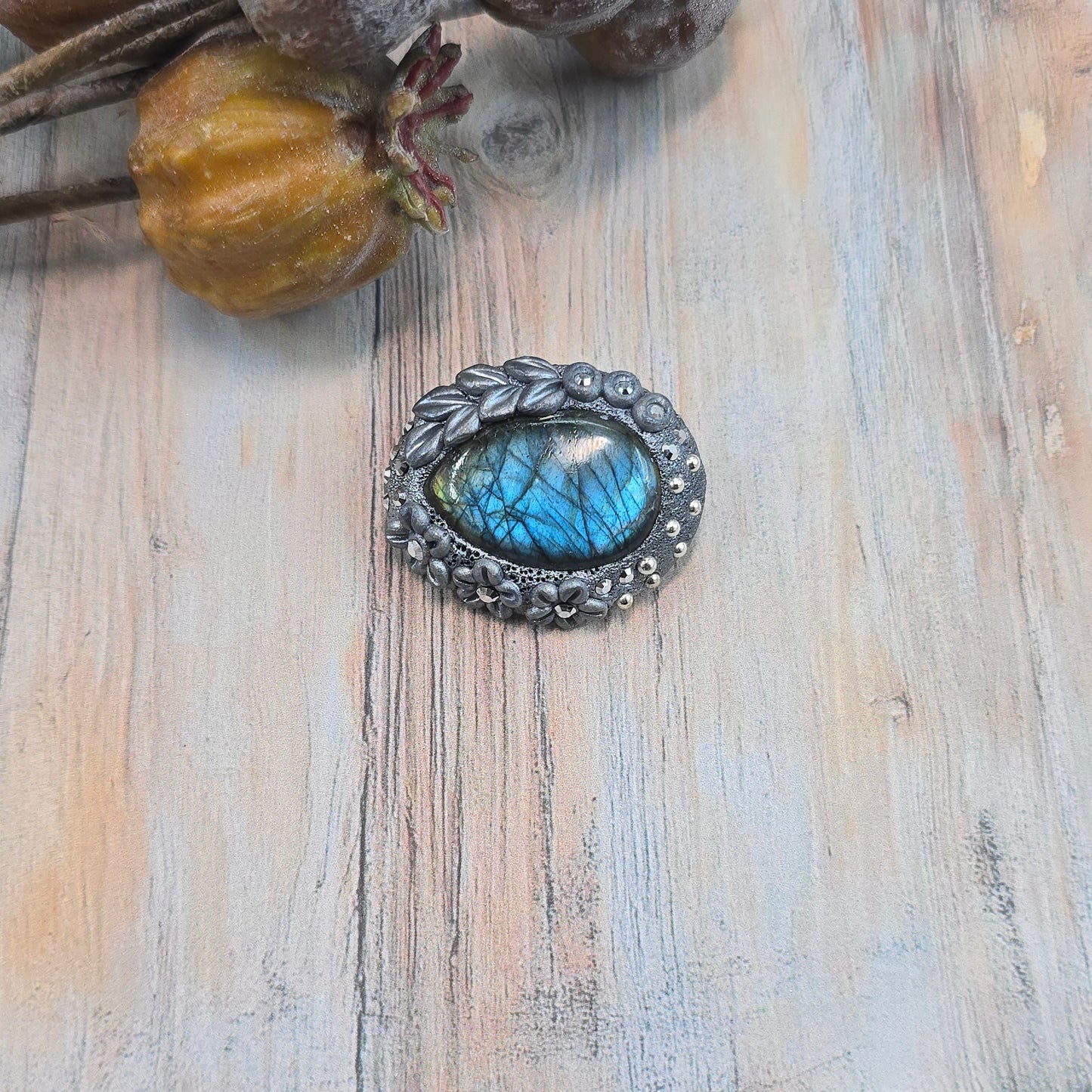 Sagė su labradoritu