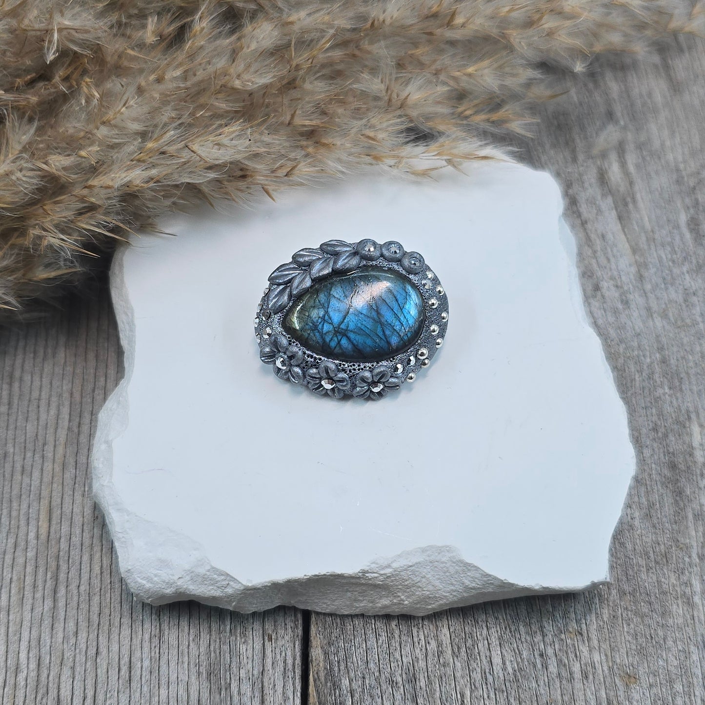 Sagė su labradoritu