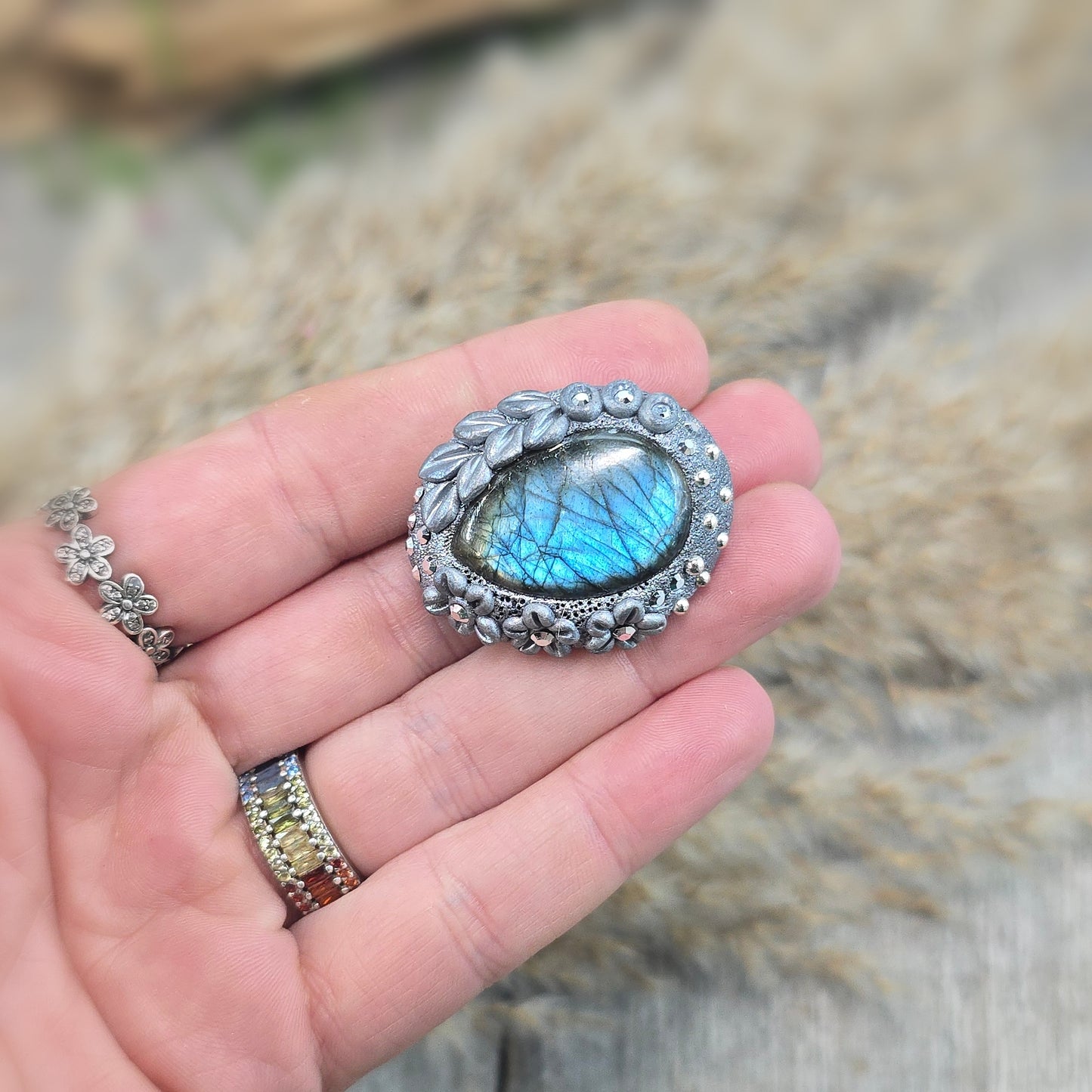 Sagė su labradoritu