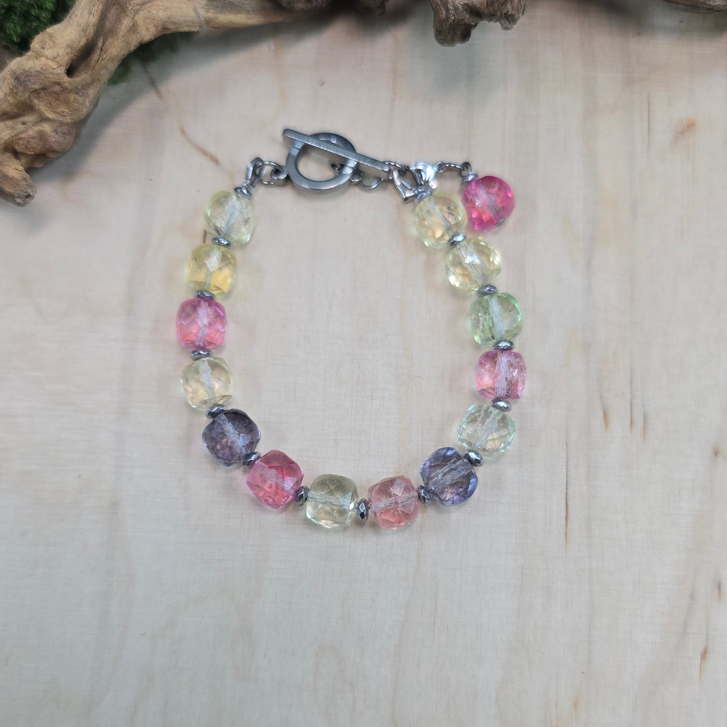 Apyrankė iš sintetinio (topazo imitacijos) akmens