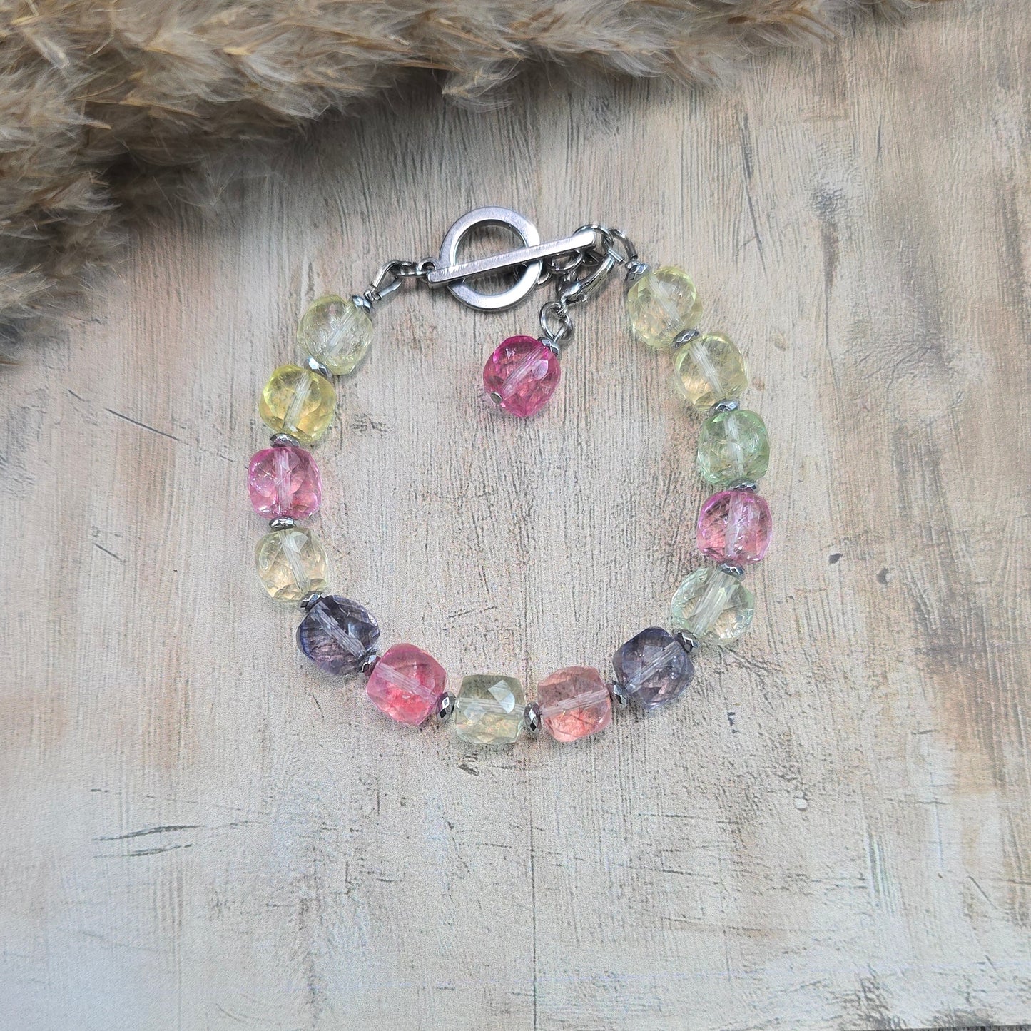 Apyrankė iš sintetinio (topazo imitacijos) akmens