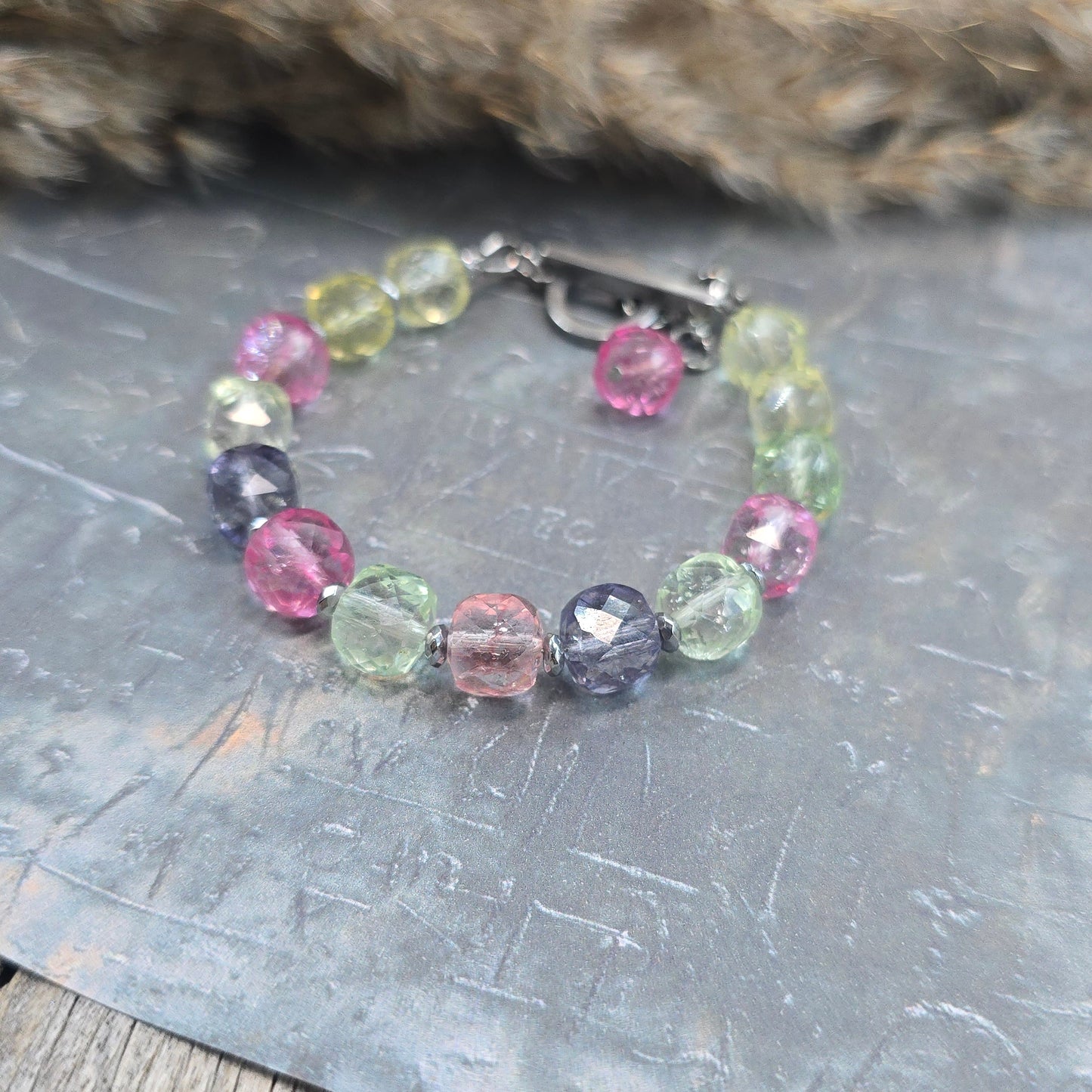 Apyrankė iš sintetinio (topazo imitacijos) akmens