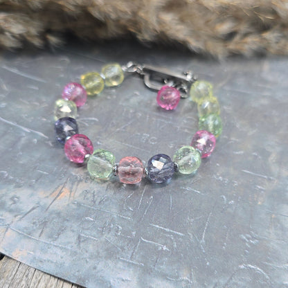 Apyrankė iš sintetinio (topazo imitacijos) akmens