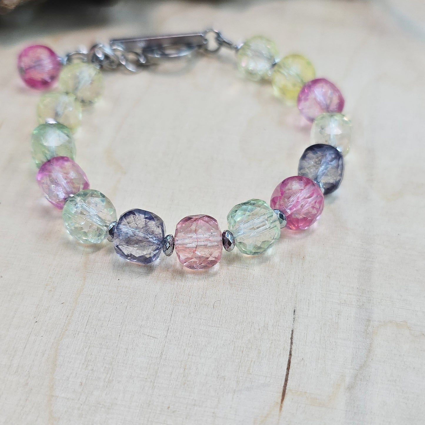 Apyrankė iš sintetinio (topazo imitacijos) akmens