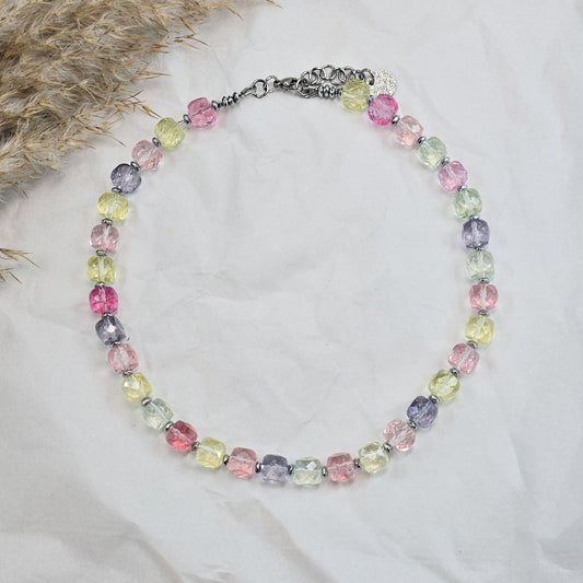 Vėrinys iš sintetinio (topazo imitacijos) akmens