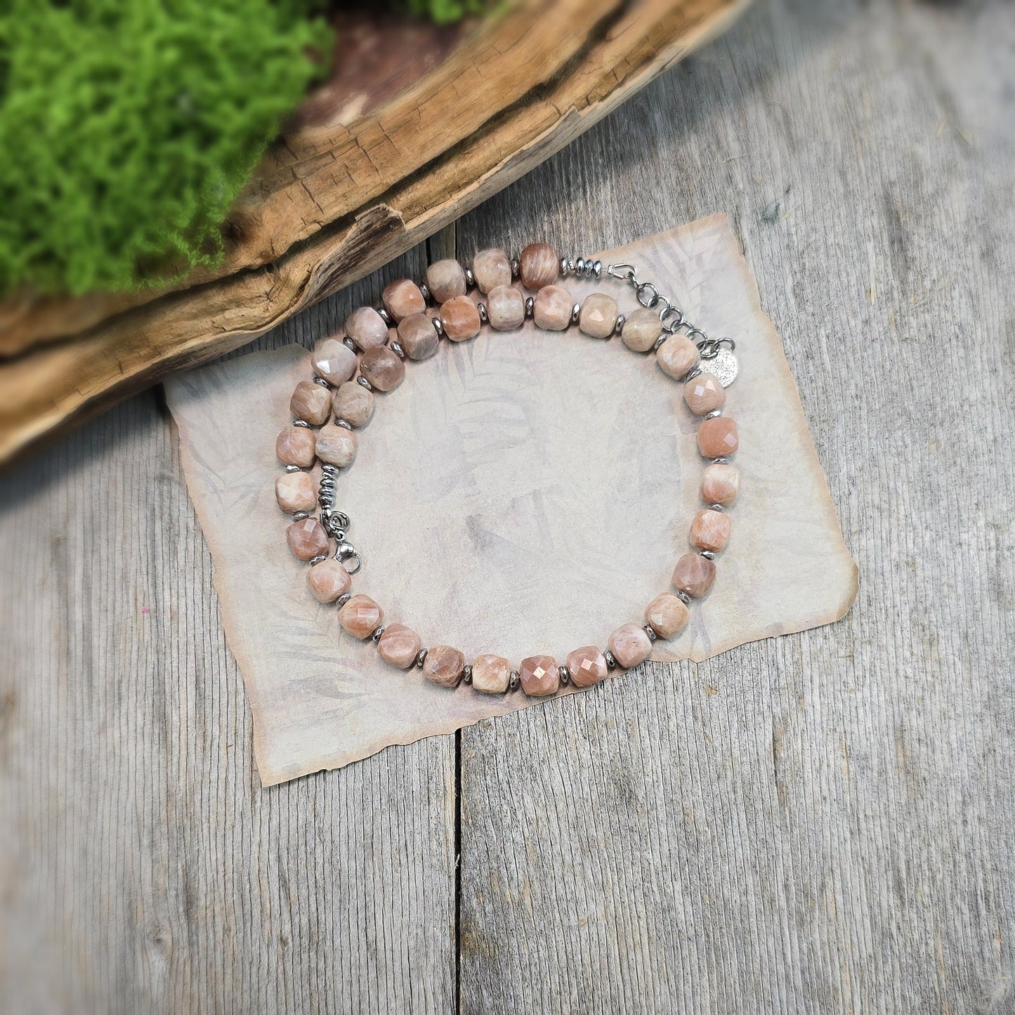 Komplektas iš saulės akmens