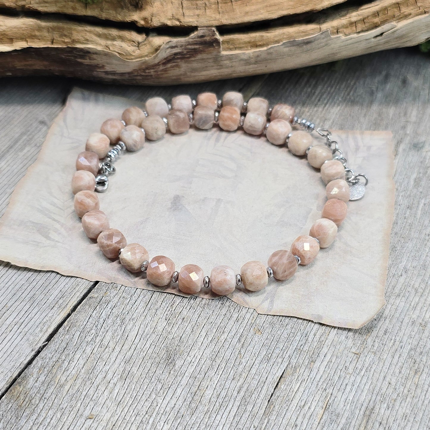 Komplektas iš saulės akmens