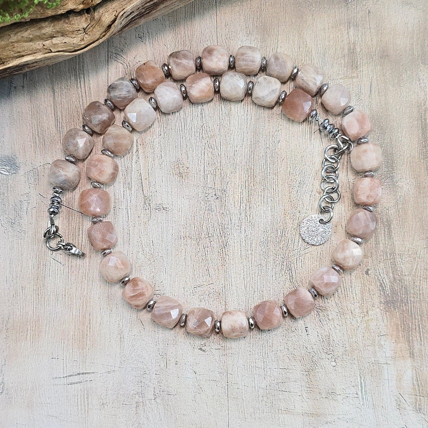 Komplektas iš saulės akmens