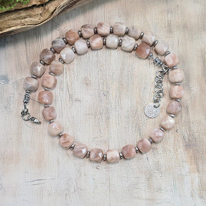 Komplektas iš saulės akmens