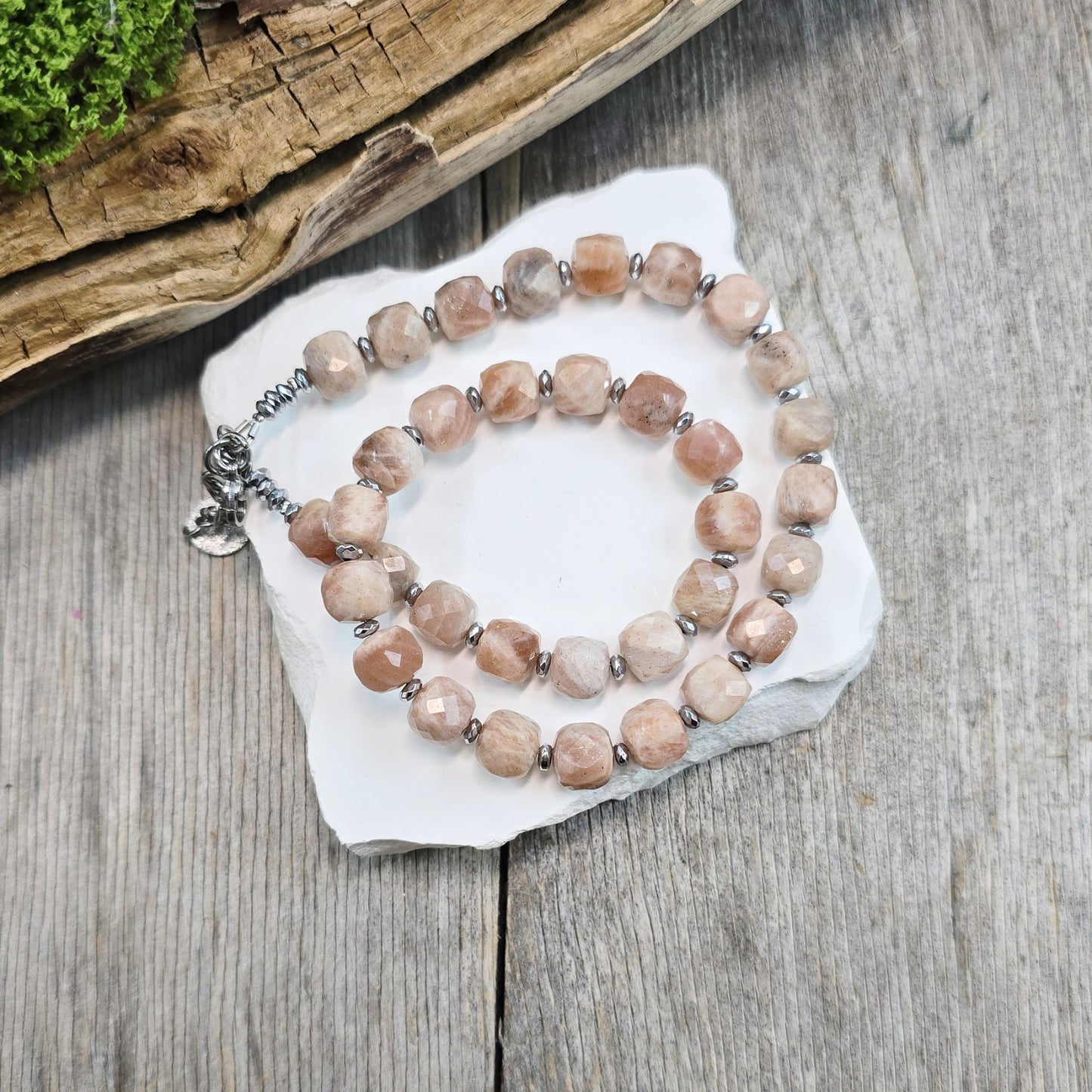 Komplektas iš saulės akmens