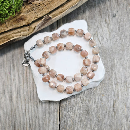 Komplektas iš saulės akmens