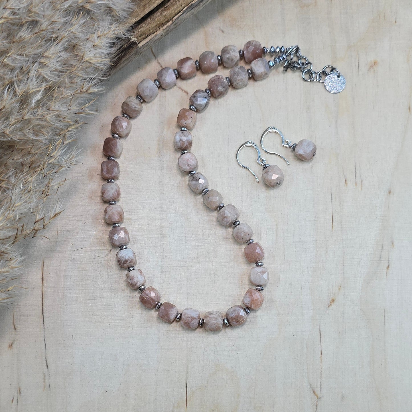 Komplektas iš saulės akmens