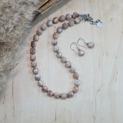 Komplektas iš saulės akmens