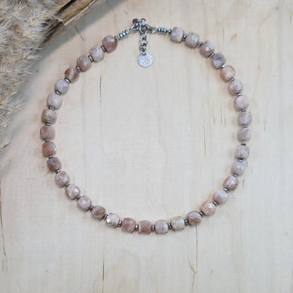 Komplektas iš saulės akmens