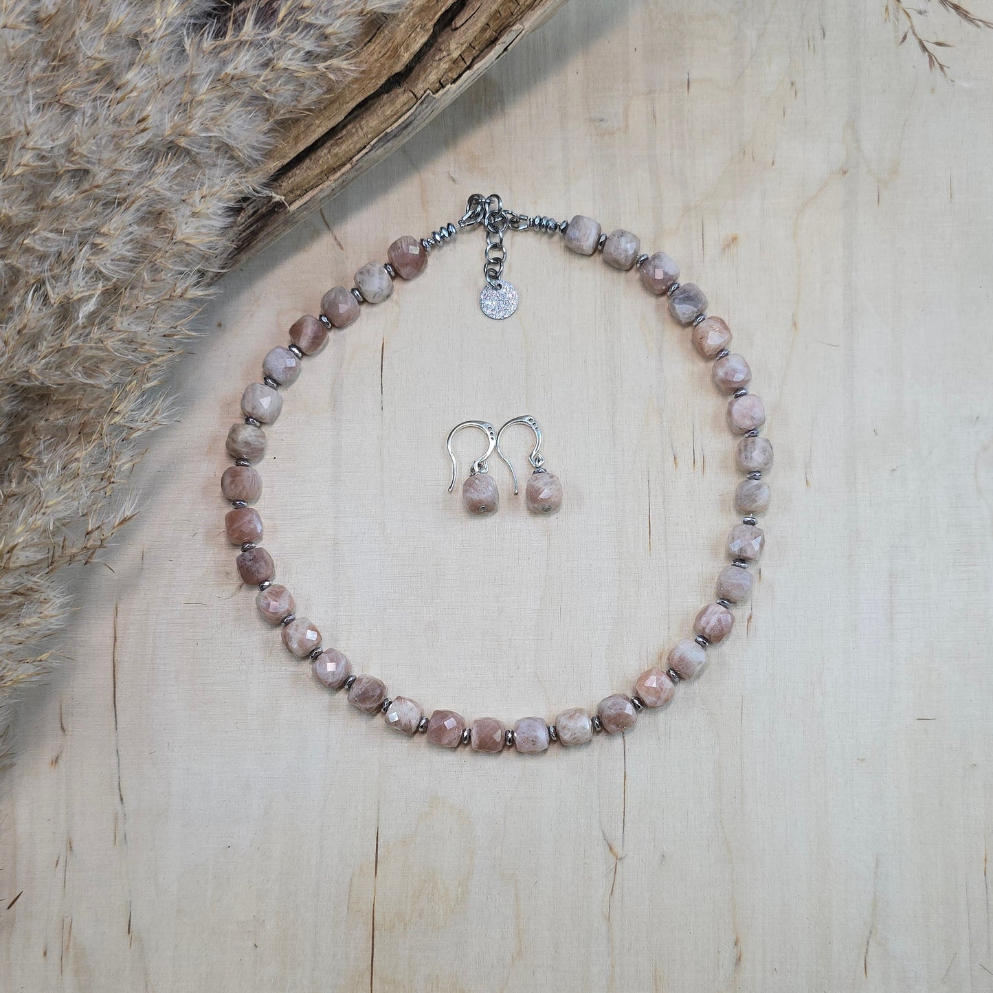 Komplektas iš saulės akmens