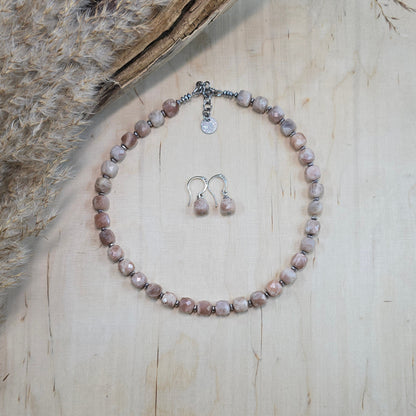 Komplektas iš saulės akmens