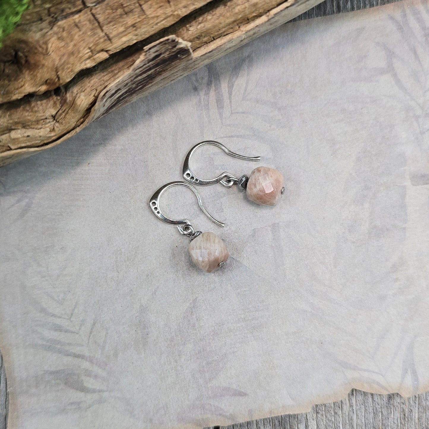 Komplektas iš saulės akmens