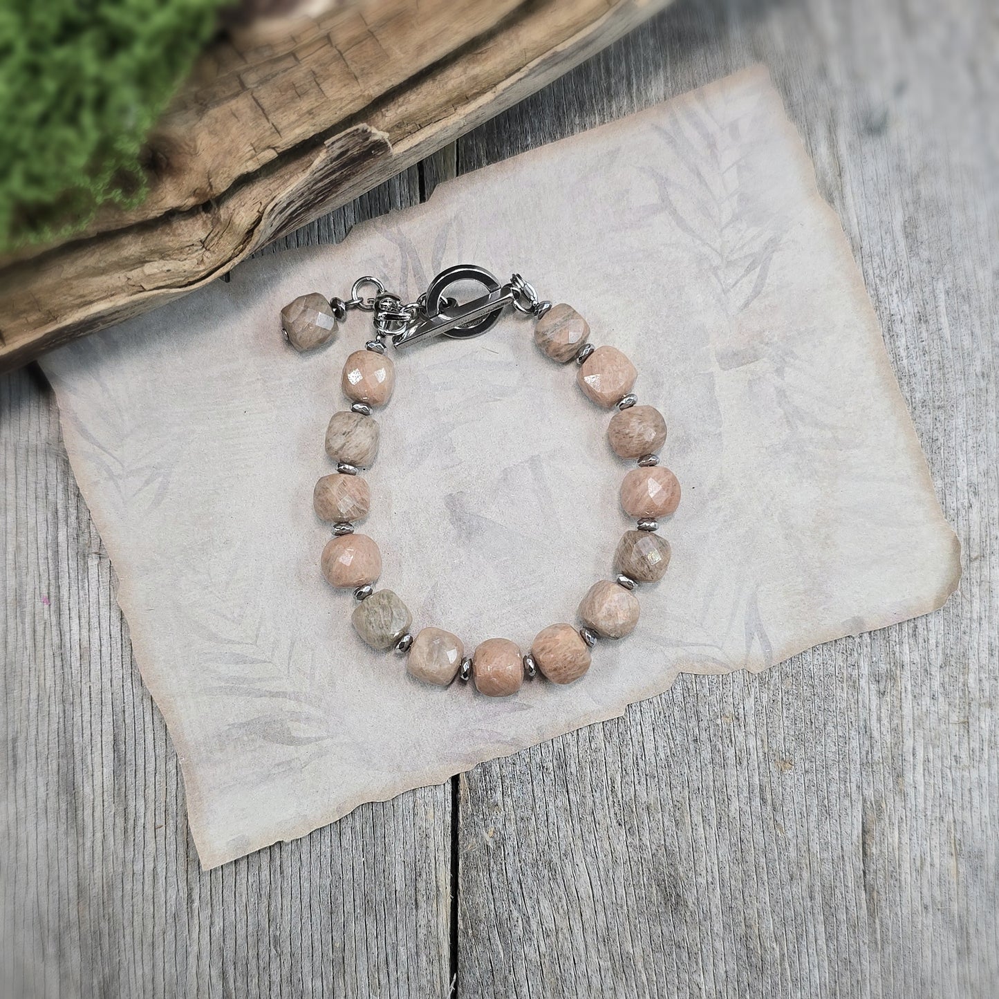 Apyrankė iš saulės akmens