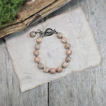 Apyrankė iš saulės akmens