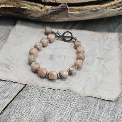 Apyrankė iš saulės akmens