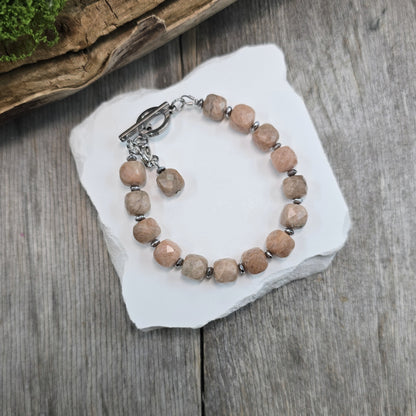 Apyrankė iš saulės akmens