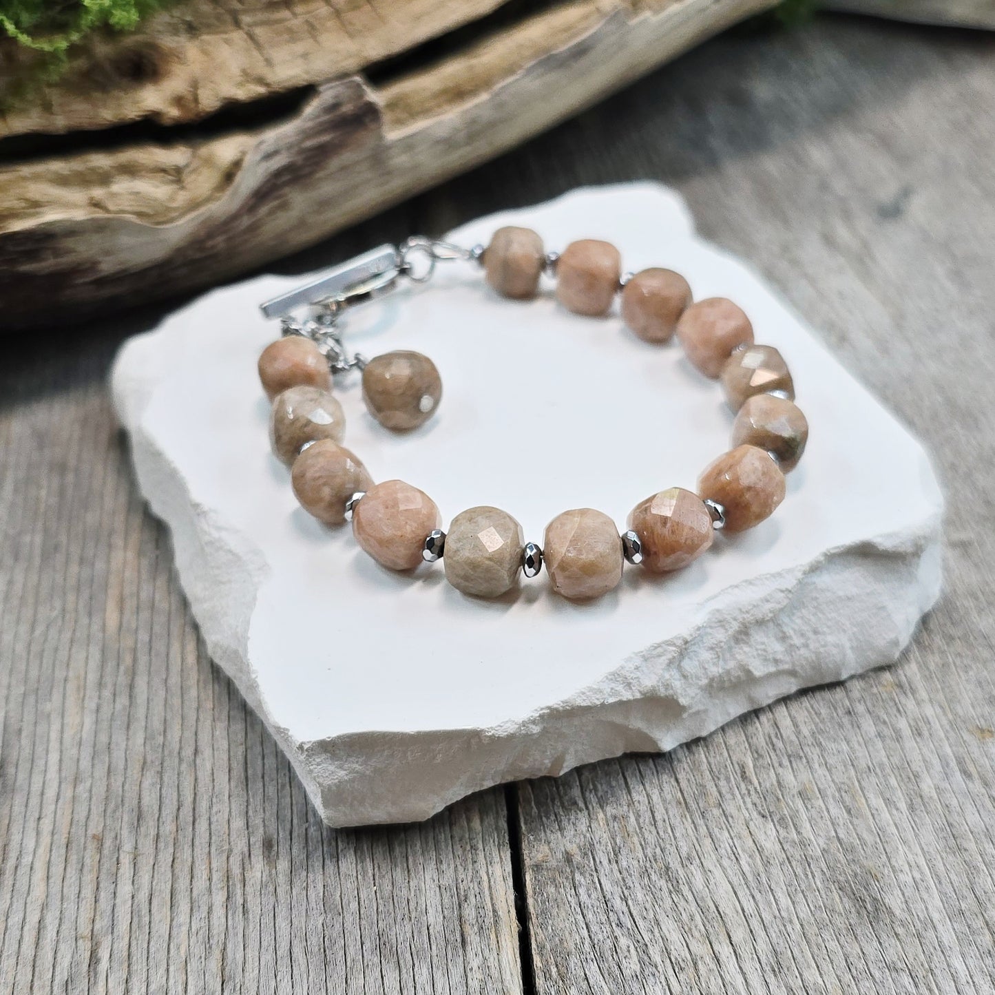 Apyrankė iš saulės akmens